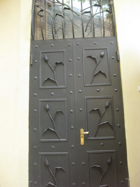 door with tulips