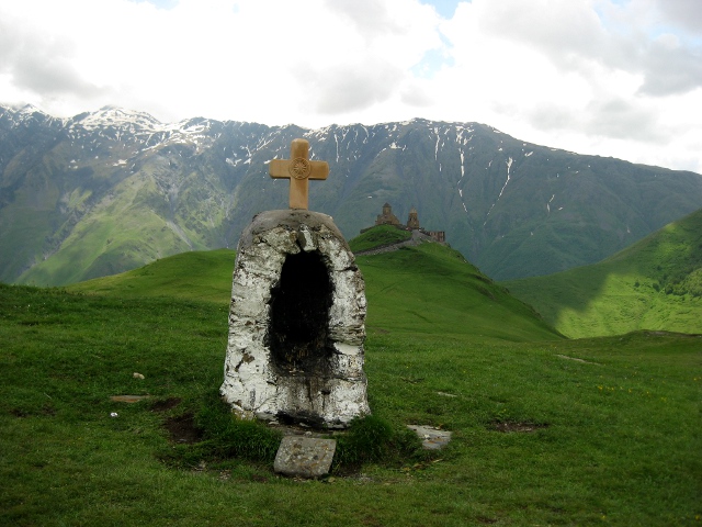 altar with Tsminda Sameba behind