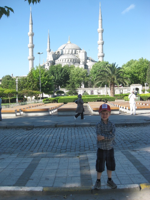 Eero in front of the blue mosque