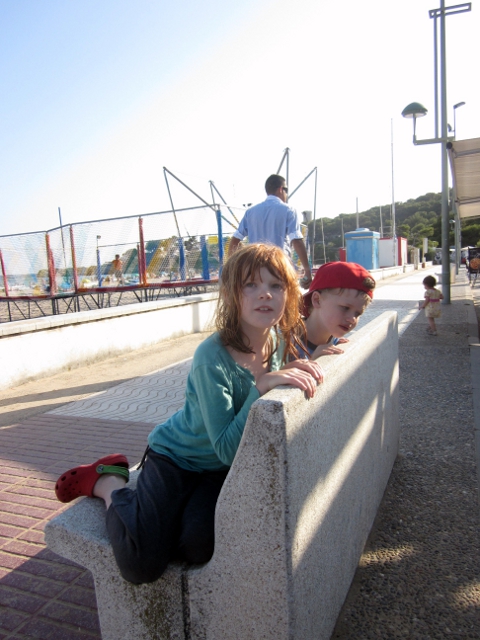 Cielo and Eero on a bench