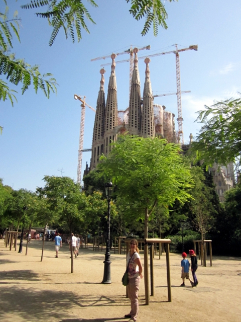 Sagrada Famil&iacute;a and cranes