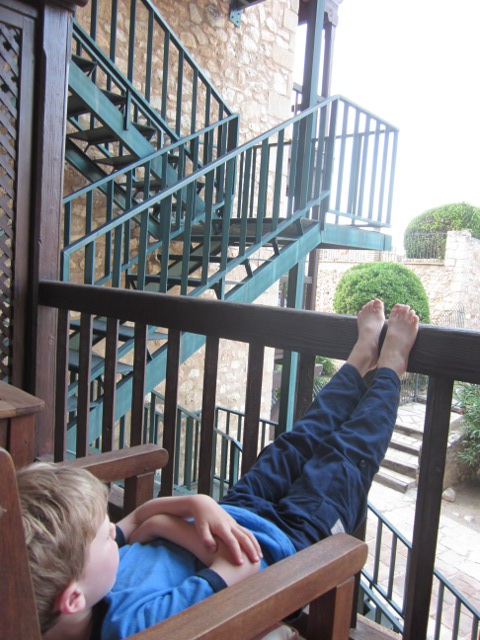 eero with his feet up